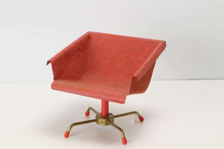 Prototype de fauteuil pivotant miniature. 
