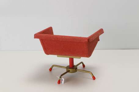 Prototype de fauteuil pivotant miniature. 