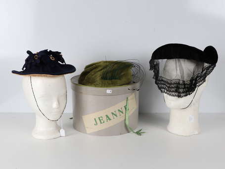 Lot de trois chapeaux dans une boîte à chapeau 