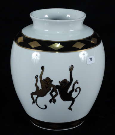 Vase en porcelaine de Limoges à décor de singes et