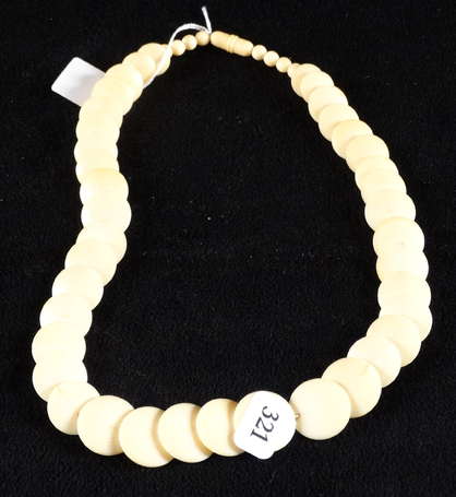 Collier en chute de perles d'ivoire en forme de 