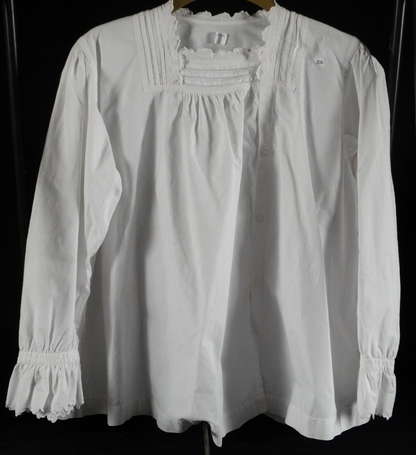 Chemise de femme en coton blanc brodé, boutonnage 