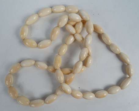 Sautoir ancien avec perles en ivoire de forme 