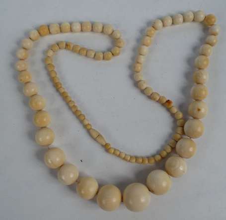 Collier ancien en perles d'ivoire en chute - Lg: 