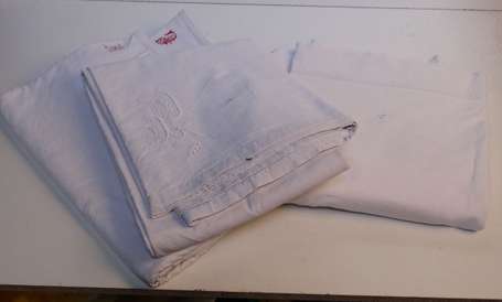 4 draps anciens en lin chiffrés dont 2 avec 