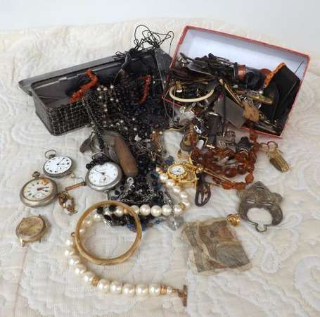 Gros lot de bijoux fantaisie dont colliers, 