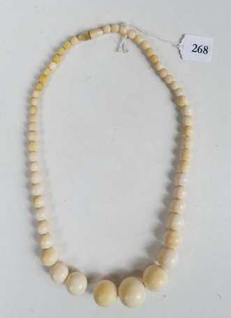 Collier ancien en chute de perles d'ivoire 