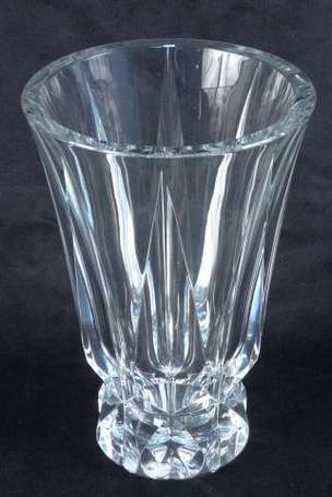 SAINT LOUIS - Grand vase en cristal taillé signé -
