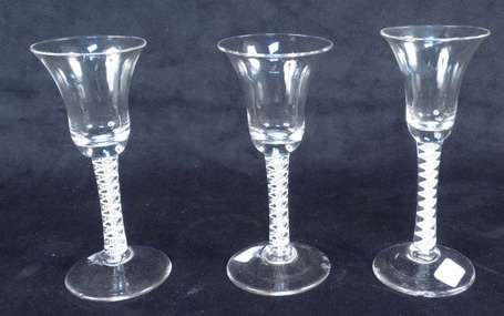 3 verres à liqueur anglais XVIIIè, coupe 