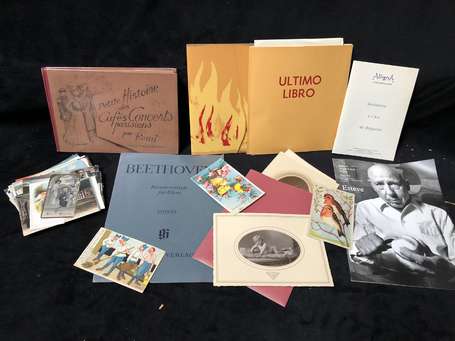 Un ensemble de livres , photos et cartes postales 