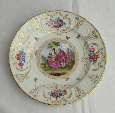 Assiette en porcelaine, le bassin à décor 