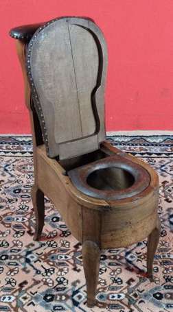 Bidet en noyer et cuir orné de têtes de clous de 