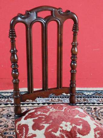 Chaise chauffeuse en acajou mouluré, dossier à 