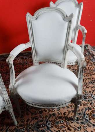 Suite de 4 fauteuils en bois laqué crème mouluré 