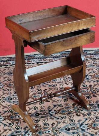 Table travailleuse en noyer, plateau en cuvette. 