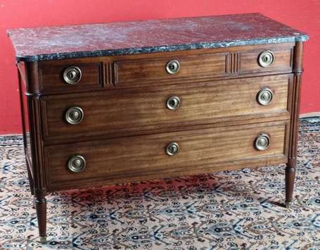 Commode en acajou et placage d'acajou. Elle ouvre 