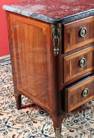 Commode en placage de satiné, bois de violette, 