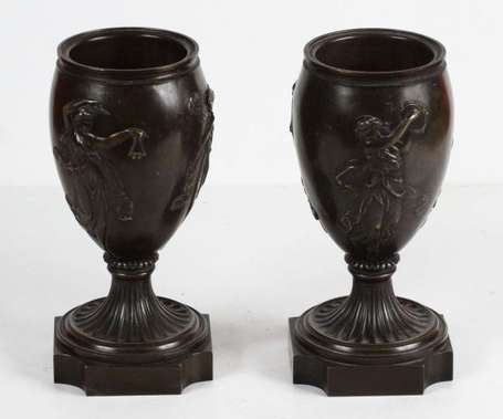 Paire de vases en bronze patiné et ciselé à décor 