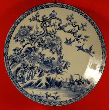 Très grand plat rond sur talon en porcelaine 