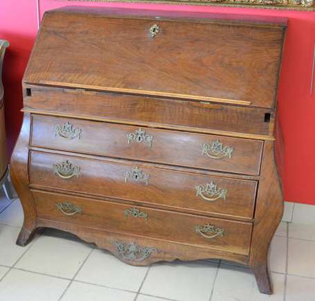 Commode Scribanne tombeau en placage de noyer. 