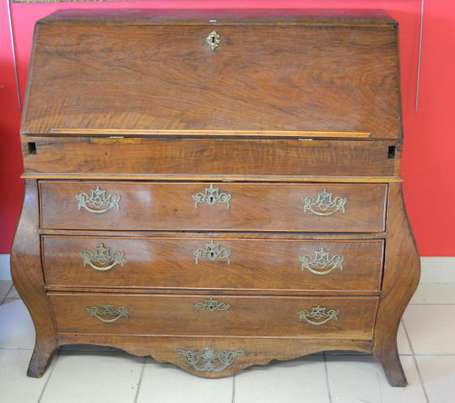 Commode Scribanne tombeau en placage de noyer. 