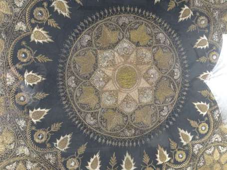 Panneau de soie brodé de motifs rayonnants fil or 