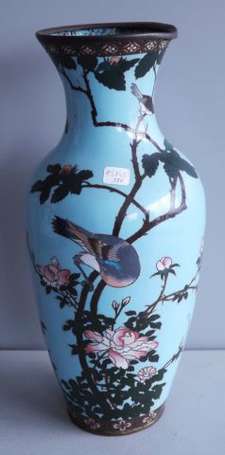 Japon. Vase en émaux cloisonnés à décor de 