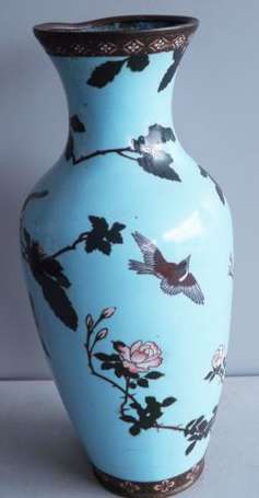 Japon. Vase en émaux cloisonnés à décor de 