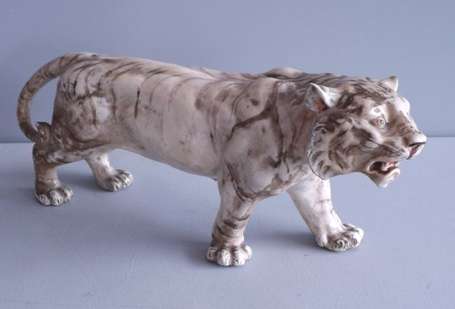 Japon. Tigre des neiges en porcelaine polychrome 