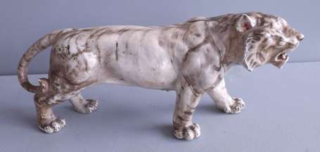 Japon. Tigre des neiges en porcelaine polychrome 