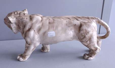 Japon. Tigre des neiges en porcelaine polychrome 