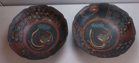 Chine. Paire de coupes en émaux cloisonnés en 