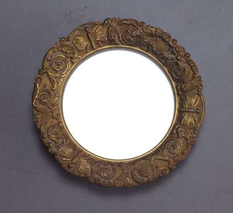 Petit miroir circulaire en bronze doré à décor de 