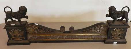 Barre de foyer en bronze patiné et doré, à décor 