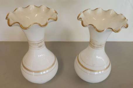 Paire de vases en opaline blanche à liserés or et 