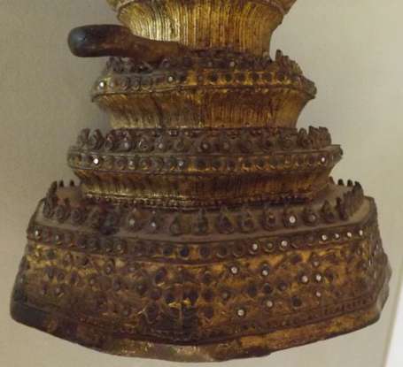 Bouddha debout en bronze doré, la main gauche en 