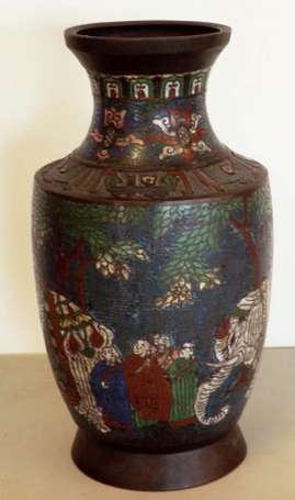 Chine. Vase en bronze et émaux cloisonnés à décor 