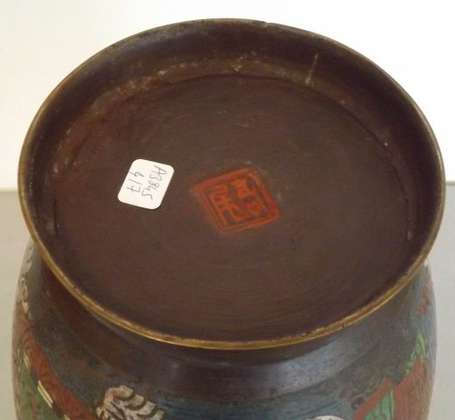 Chine. Vase en bronze et émaux cloisonnés à décor 