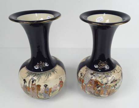 JAPON Satsuma. Paire de vases à long col en 