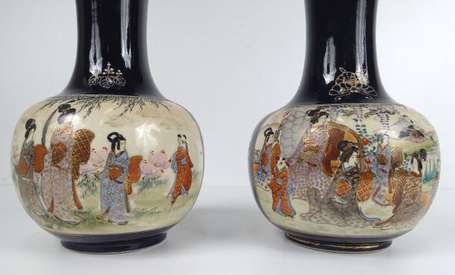 JAPON Satsuma. Paire de vases à long col en 