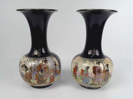 JAPON Satsuma. Paire de vases à long col en 