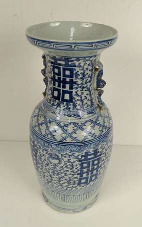 CHINE. Grand vase balustre en porcelaine, décor en