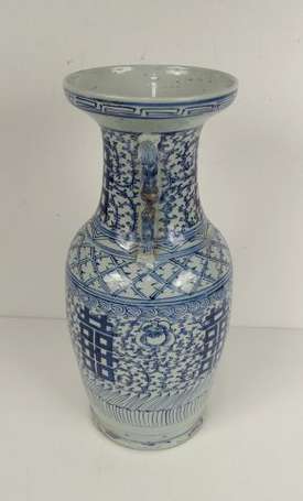 CHINE. Grand vase balustre en porcelaine, décor en