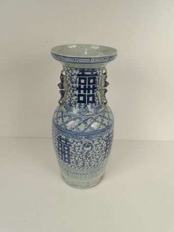 CHINE. Grand vase balustre en porcelaine, décor en