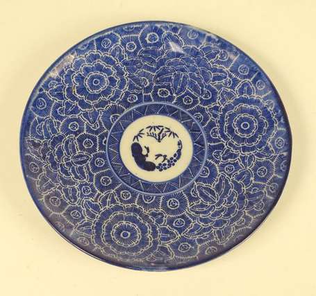 CHINE Assiette en porcelaine à décor en bleu et 