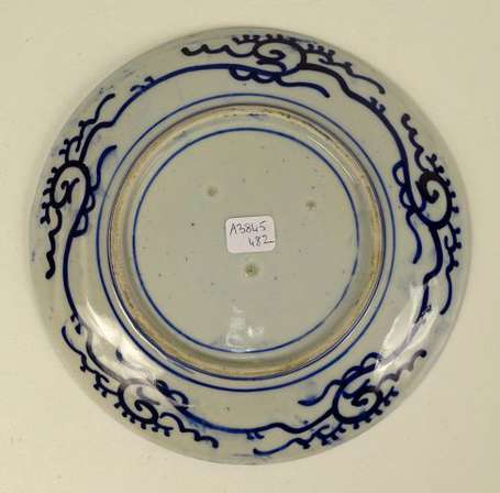 CHINE Assiette en porcelaine à décor en bleu et 