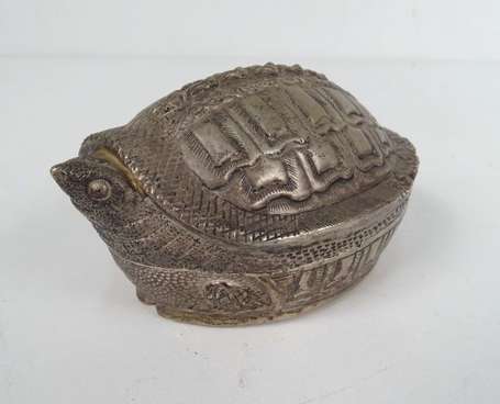 ASIE Boîte en argent repoussé figurant une tortue.