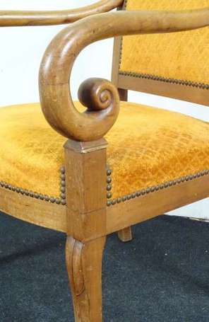 Suite de quatre fauteuils en merisier, le dossier 