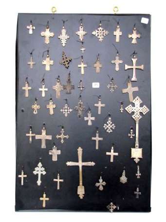Ensemble de 48 croix en argent et métal argenté. 