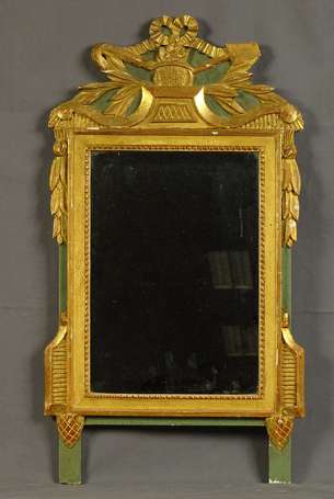 Miroir en bois doré, le cadre en bois doré à frise